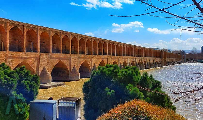 چند نکته در مورد سی و سه پل