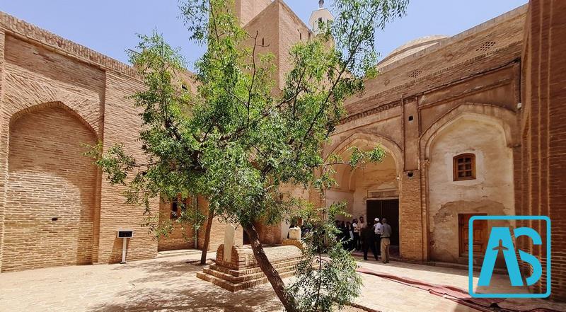 ورودی آرامگاه شیخ بهایی